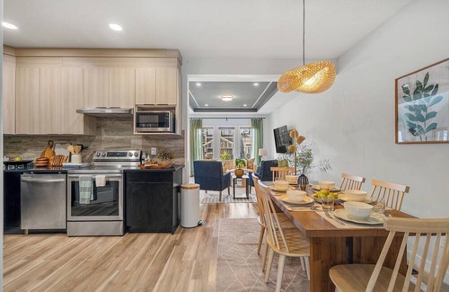 West Edmonton House | *NEW* Rosenthal Restful Retreat | Hot Tub King Bed AC Garage Near WEM
