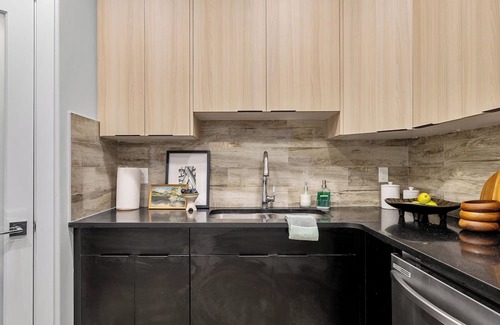 West Edmonton House | *NEW* Rosenthal Restful Retreat | Hot Tub King Bed AC Garage Near WEM
