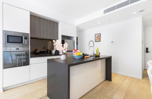 Mascot Apartment | Spacious Condo in Mascot. Doorsteps to Station!