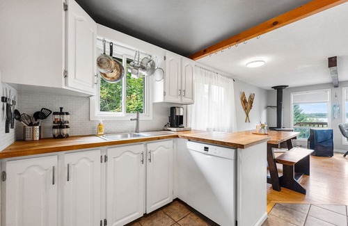Calabogie Cottage | Escape to Four Seasons at Calabogie, a cozy chalet that welcomes you year-round!