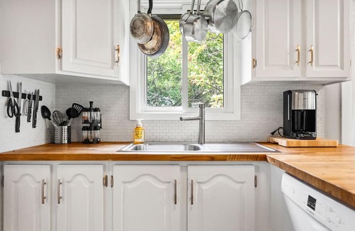 Calabogie Cottage | Escape to Four Seasons at Calabogie, a cozy chalet that welcomes you year-round!