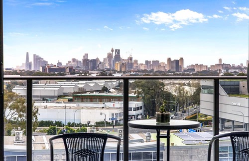Mascot Apartment | Stunning City Views | Spacious 3BR Apt | Mascot