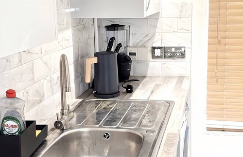Bilston Apartment | 2ndHomeStays I Bilston I Contractor-Friendly House