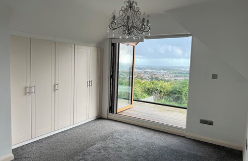 Portsmouth House | 4 Bed house | Hill top views | 3 car driveway