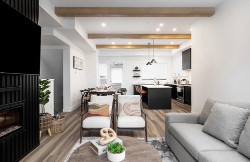 Central Okanagan House | Rooftop Patio/Hottub/Waterfront/4BED+4BATH