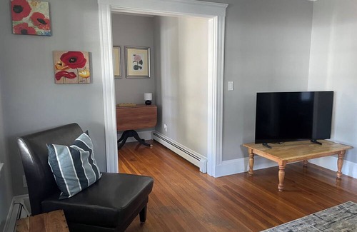 Melrose House | Super Family Friendly home - Sleeps 5. Close to Boston and Salem MA