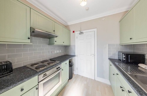 Gravesend Apartment | Modern King Bed WiFi Kitchen Perfect for Long Stay