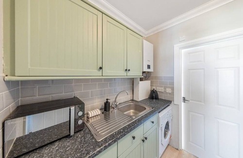 Gravesend Apartment | Modern King Bed WiFi Kitchen Perfect for Long Stay