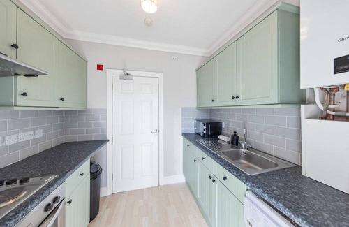 Gravesend Apartment | Modern King Bed WiFi Kitchen Perfect for Long Stay