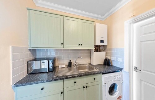 Gravesend Apartment | Modern King Bed WiFi Kitchen Perfect for Long Stay