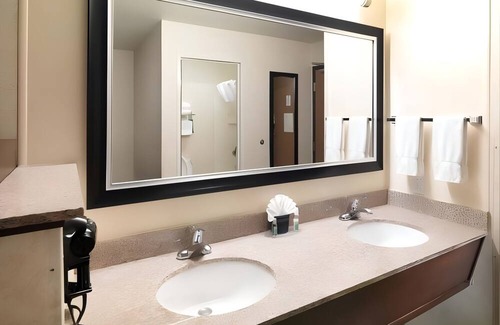 Rio Grande Hotel | Pet-friendly Stay Featuring Indoor Pool, Sauna & Free Breakfast l 2 Rooms