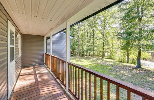 Farmville House | Waterfront Home w/Deck & Yard, 4 Mi to Farmville!