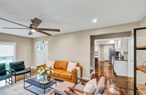 Bardstown House | Call Me Old Fashioned! *Heart of Bardstown Square*