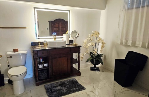 West Milton House | Luxe Studio Apartment in the Burbs w/wooded lot