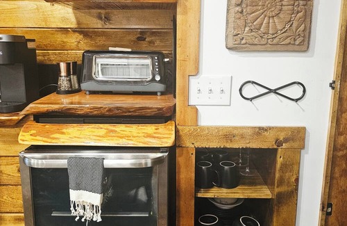 West Milton House | Luxe Studio Apartment in the Burbs w/wooded lot