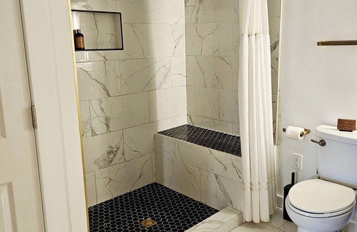 West Milton House | Luxe Studio Apartment in the Burbs w/wooded lot