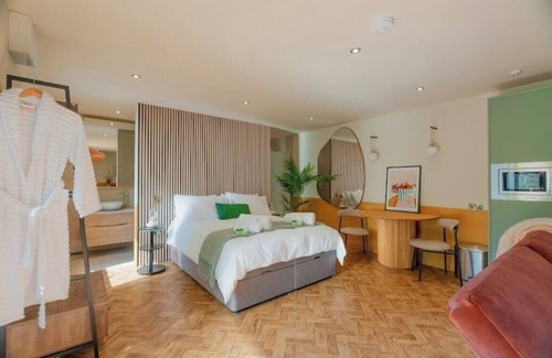 Heaton Norris Cabin | Fabulous Lodge located in a leafy suburb mins from Restaurants Cafes Pubs Shops