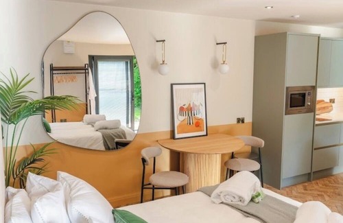 Heaton Norris Cabin | Fabulous Lodge located in a leafy suburb mins from Restaurants Cafes Pubs Shops