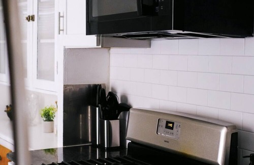 Irving Park East Apartment | Sleeps 22 Modern Multi-Unit Gym Workspaces