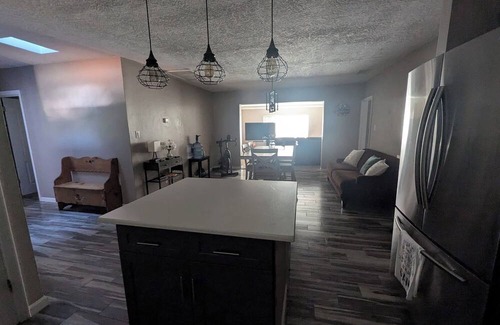 Northeast Heights House | Short Drive to Balloon Fiesta Park. 5 blocks from shopping malls & dining