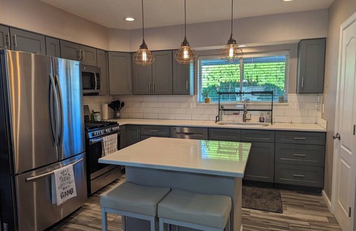 Northeast Heights House | Short Drive to Balloon Fiesta Park. 5 blocks from shopping malls & dining