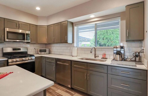 Northeast Heights House | Short Drive to Balloon Fiesta Park. 5 blocks from shopping malls & dining