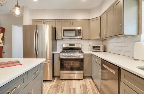 Northeast Heights House | Short Drive to Balloon Fiesta Park. 5 blocks from shopping malls & dining