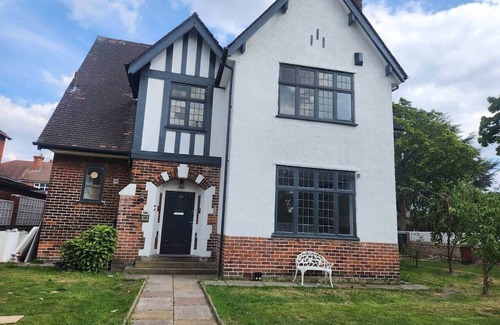 Trafford House | The White House - charming Tudor style house Manchester
