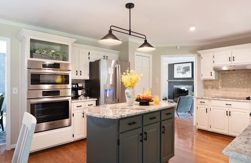 Clayton House | Clayton's Pickle - Enjoy Pickleball, Hot Tub, Fire Pit, 3 King Beds, Hammocks