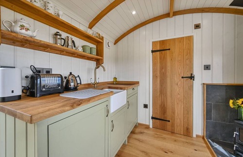 Rye Cabin | Pelsham View - sleeps 2 guests in 1 bedroom