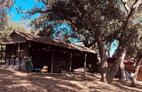 Meiners Oaks House | Adorable space with entertainment barn