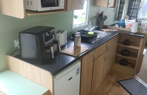 Towyn House | 3 bedroom static Sleeps 8 on winkups Towyn FREE ENTERTAINMENT close to Beach