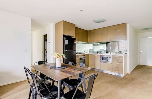 Southbank Apartment | 3-bedroom apartment with Parking, Gym, Pool near Crown Casino & Eureka Tower