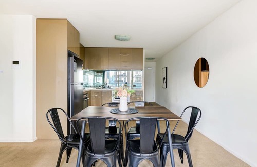 Southbank Apartment | 3-bedroom apartment with Parking, Gym, Pool near Crown Casino & Eureka Tower