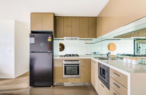 Southbank Apartment | 3-bedroom apartment with Parking, Gym, Pool near Crown Casino & Eureka Tower