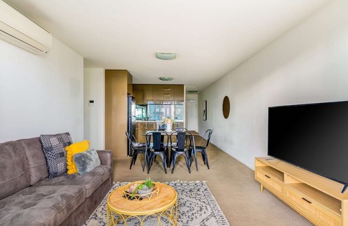 Southbank Apartment | 3-bedroom apartment with Parking, Gym, Pool near Crown Casino & Eureka Tower