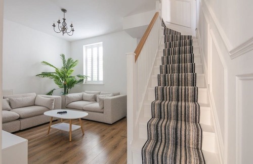 Woolwich House | Luxury 3BR | Sleeps 8 | Pool Table + PS5 | Near O2
