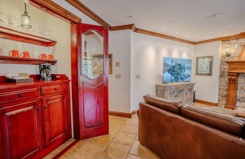 Olympic Valley Condo | Eagle's Landing a Luxury Mountain Escape at Palisades Tahoe with Sweeping Tram & Peak Views