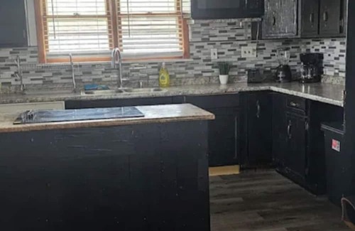 South Chicago Heights Apartment | Charming and a Cozy 2-bedroom apartment in South Chicago Heights with AC
