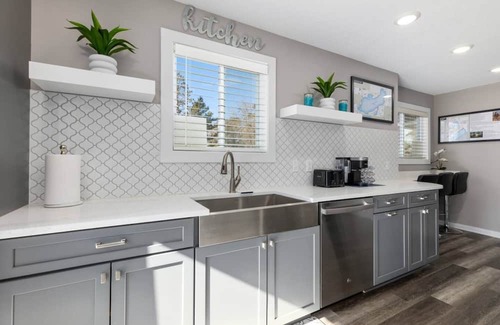 Crosby House | Sleeps 15! - EV Charger - 75" TV - Soaker Tub - 1 Block to Downtown Crosby!