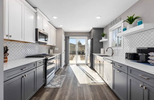 Crosby House | Sleeps 15! - EV Charger - 75" TV - Soaker Tub - 1 Block to Downtown Crosby!