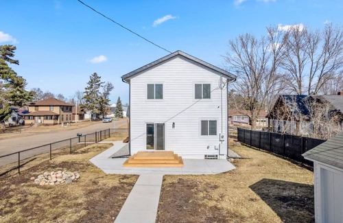 Crosby House | Sleeps 15! - EV Charger - 75" TV - Soaker Tub - 1 Block to Downtown Crosby!
