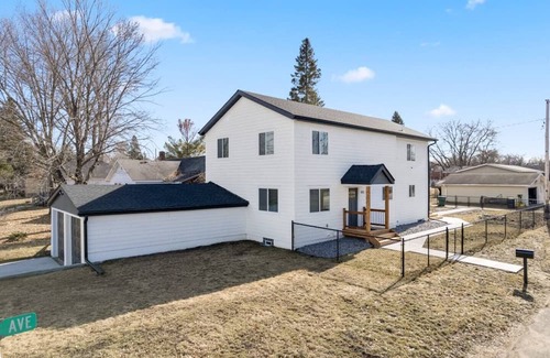 Crosby House | Sleeps 15! - EV Charger - 75" TV - Soaker Tub - 1 Block to Downtown Crosby!