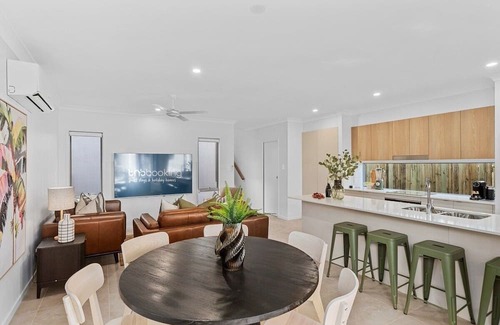 Oxenford House | Dream World Escape 4BR Oxenford - Pool, Gym BBQ
