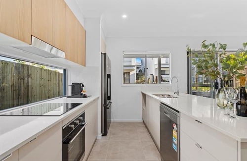 Oxenford House | Dream World Escape 4BR Oxenford - Pool, Gym BBQ