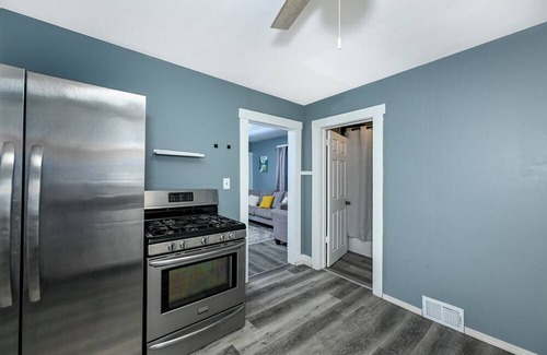 Firestone Park House | Beautiful 3 BR house in Akron,King bed , Smart Tv in each room & Firepit