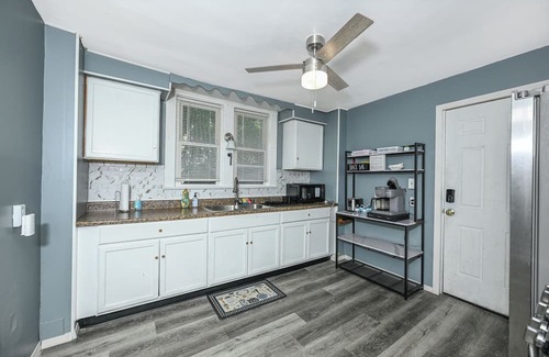 Firestone Park House | Beautiful 3 BR house in Akron,King bed , Smart Tv in each room & Firepit