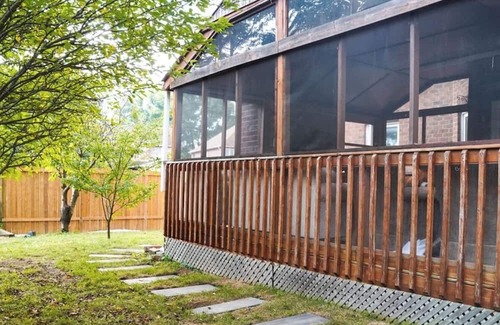 Cambridge House | A luxury 4 bedroom and three bathrooms home with two sitting rooms and backyard