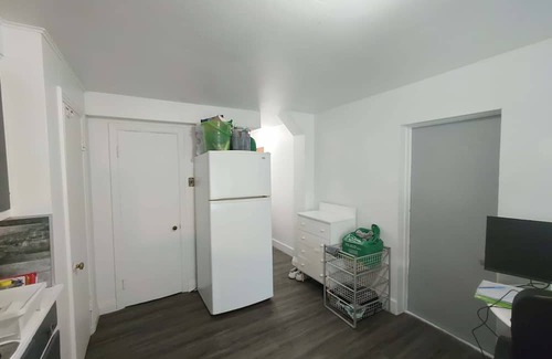 Hochelaga Apartment | Cozy studio retreat on the earth of Sherbrooke east close to the metro!