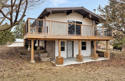 Greater Napanee Cottage | Hay Bay waterfront with private dock - Fabulous Fishing and Ice fishing
